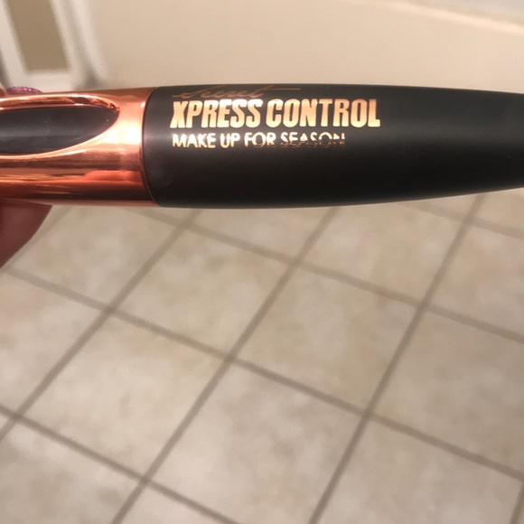 Mascara - Picture 2 of 4